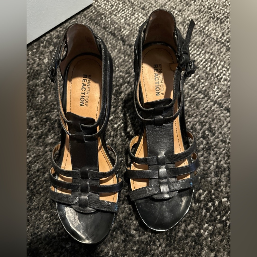 KENNETH COLE REACTION "Pine Language"  7.5 Black Strappy Brown Wood Heels Shoes.
